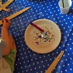 Dekorieren der Schwerter für den Geburtstag